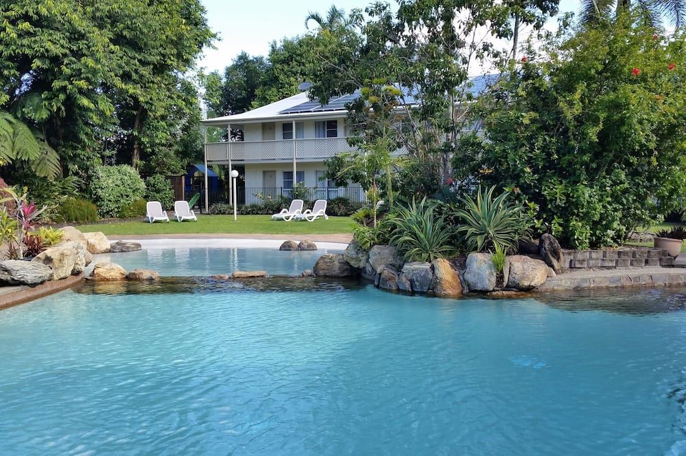 حوض السباحة