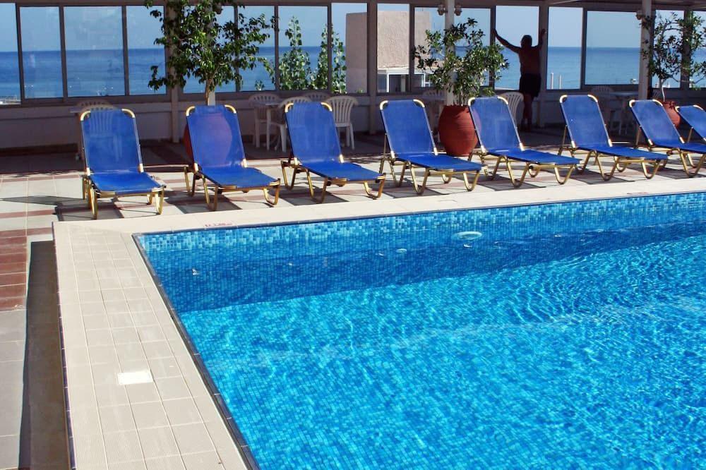 حوض السباحة