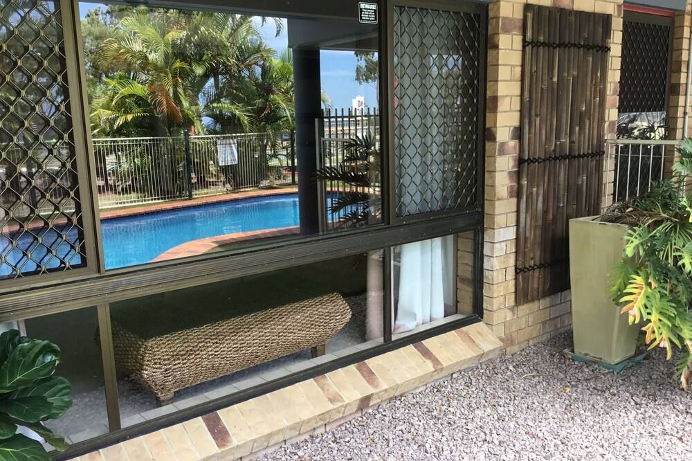 حوض السباحة