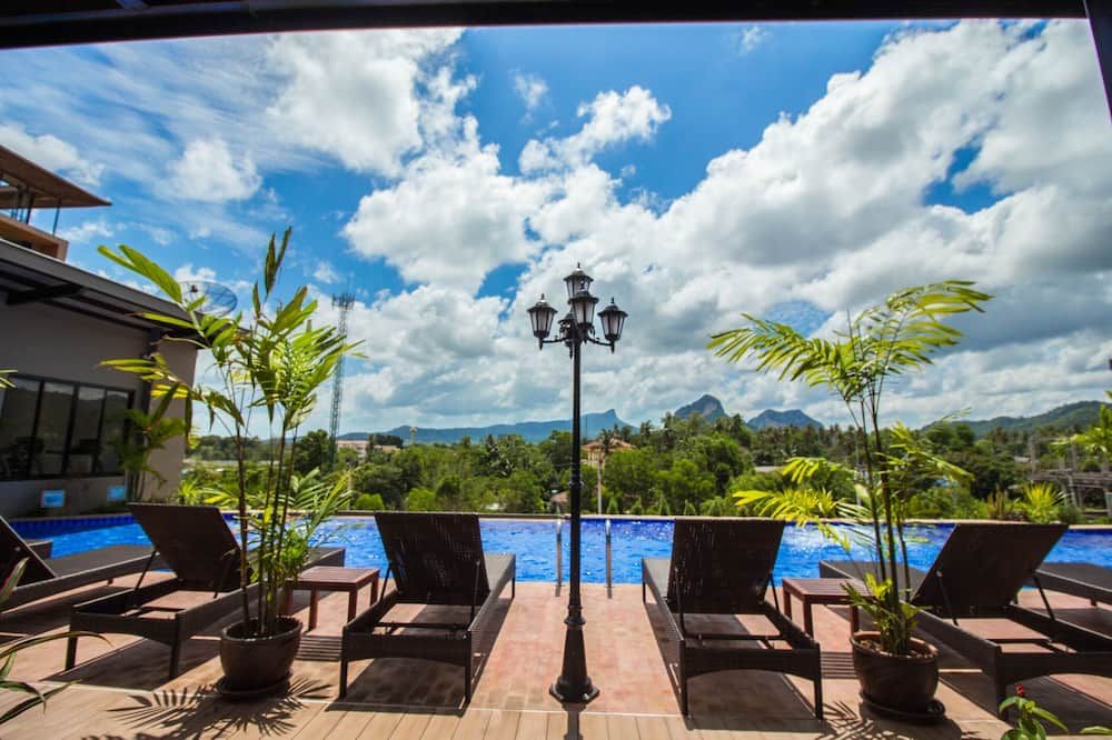 حوض السباحة