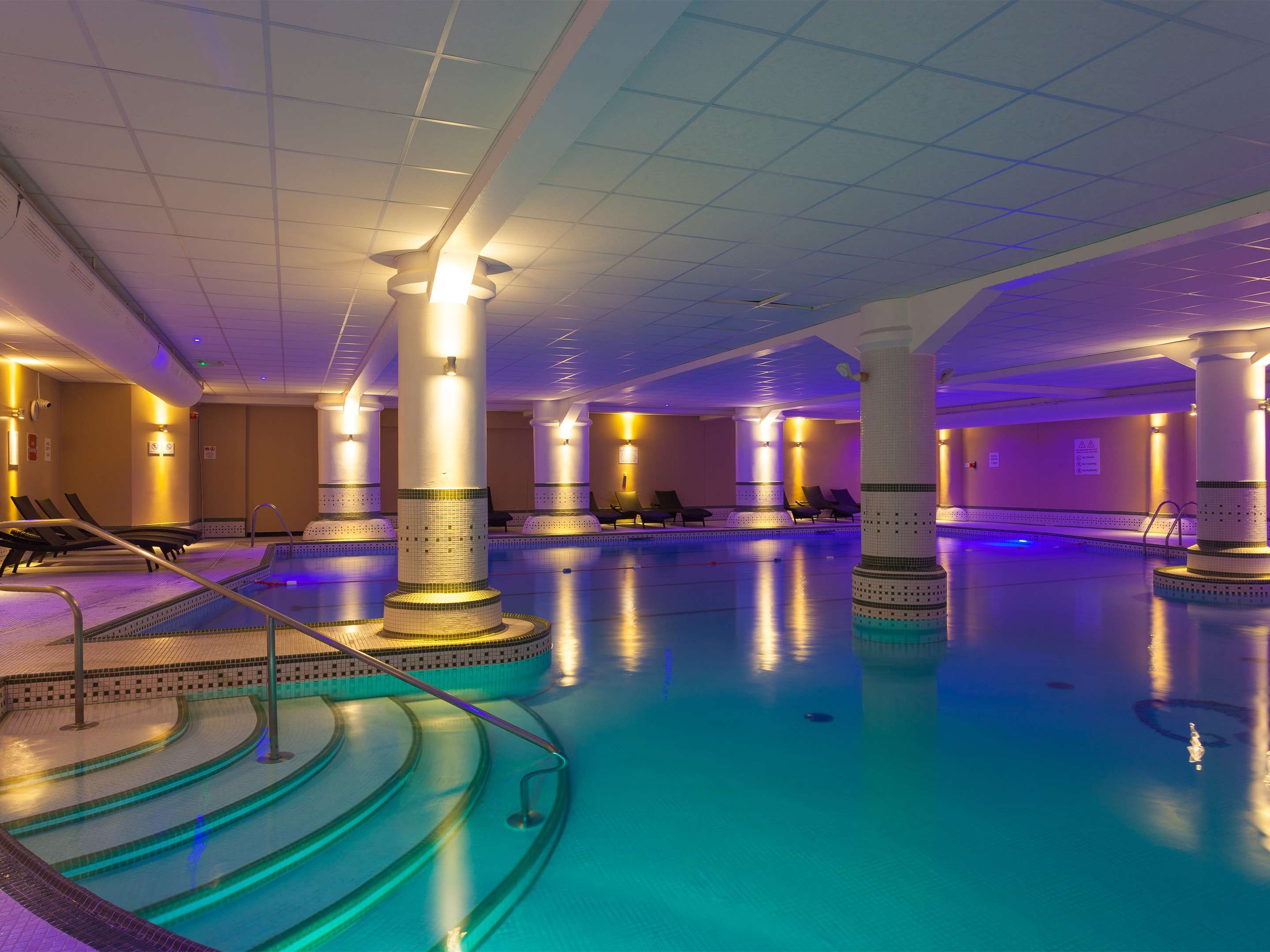 حوض السباحة