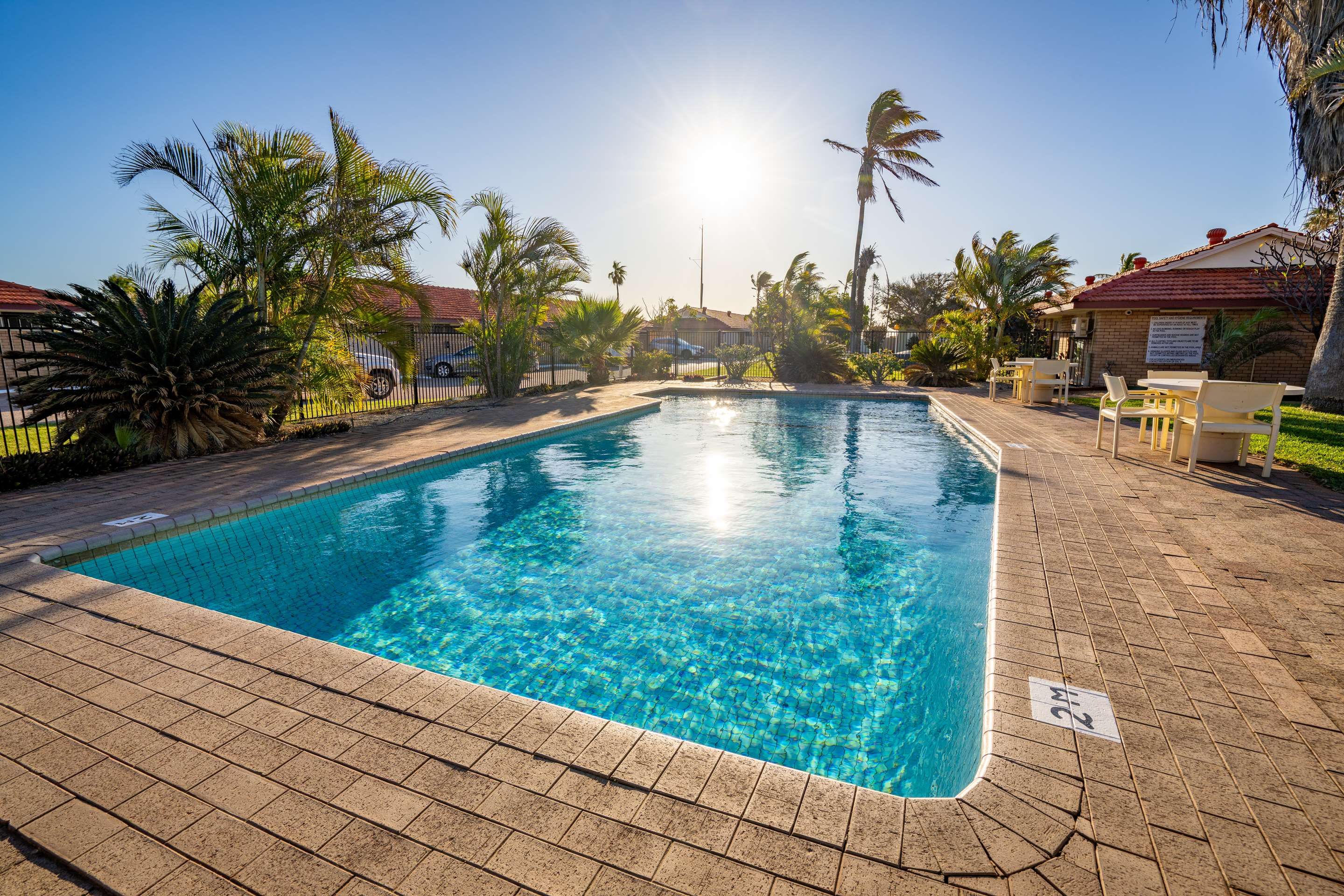 حوض السباحة