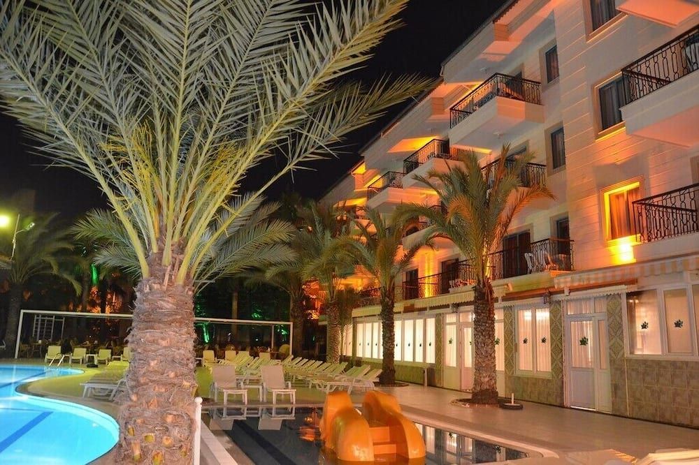 حوض السباحة