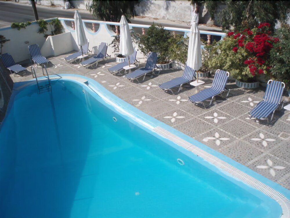 حوض السباحة