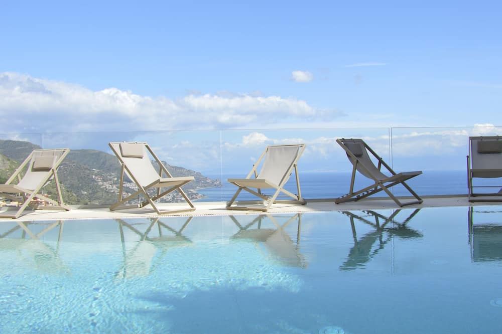 حوض السباحة