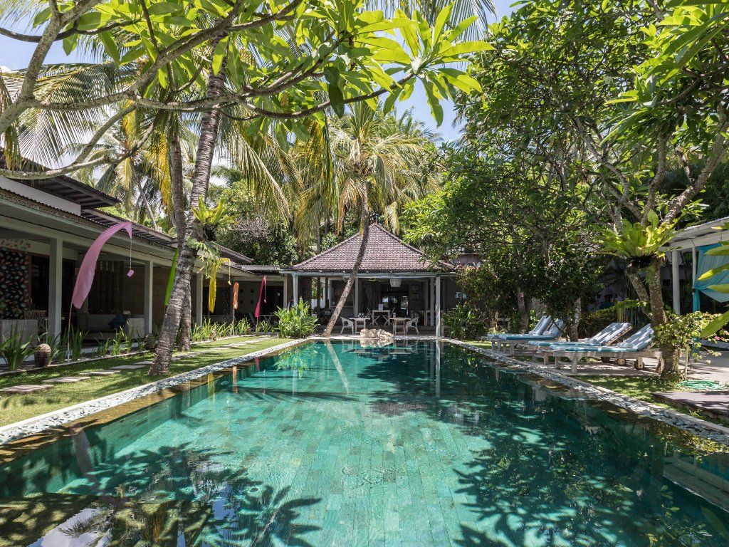 حوض السباحة