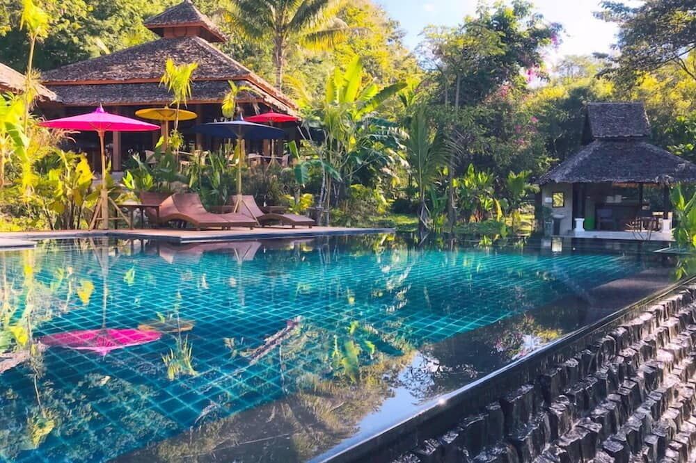 حوض السباحة