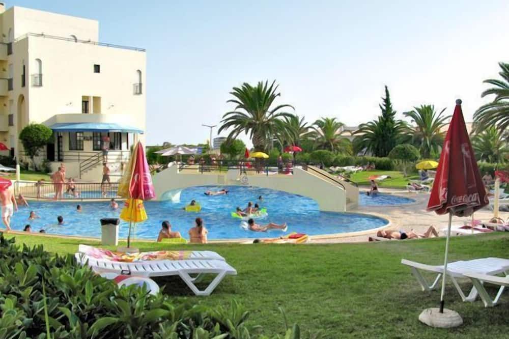 حوض السباحة