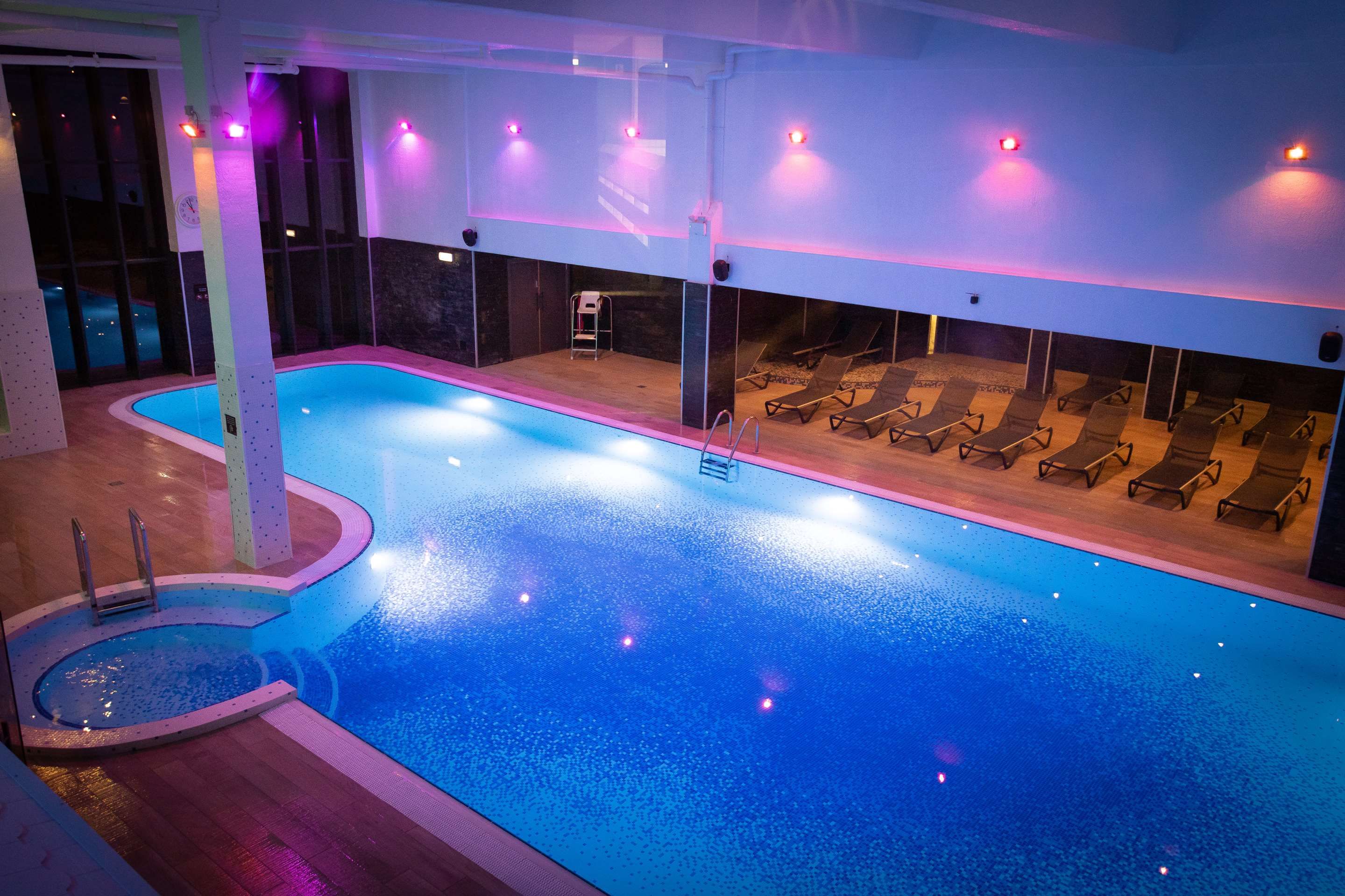 حوض السباحة