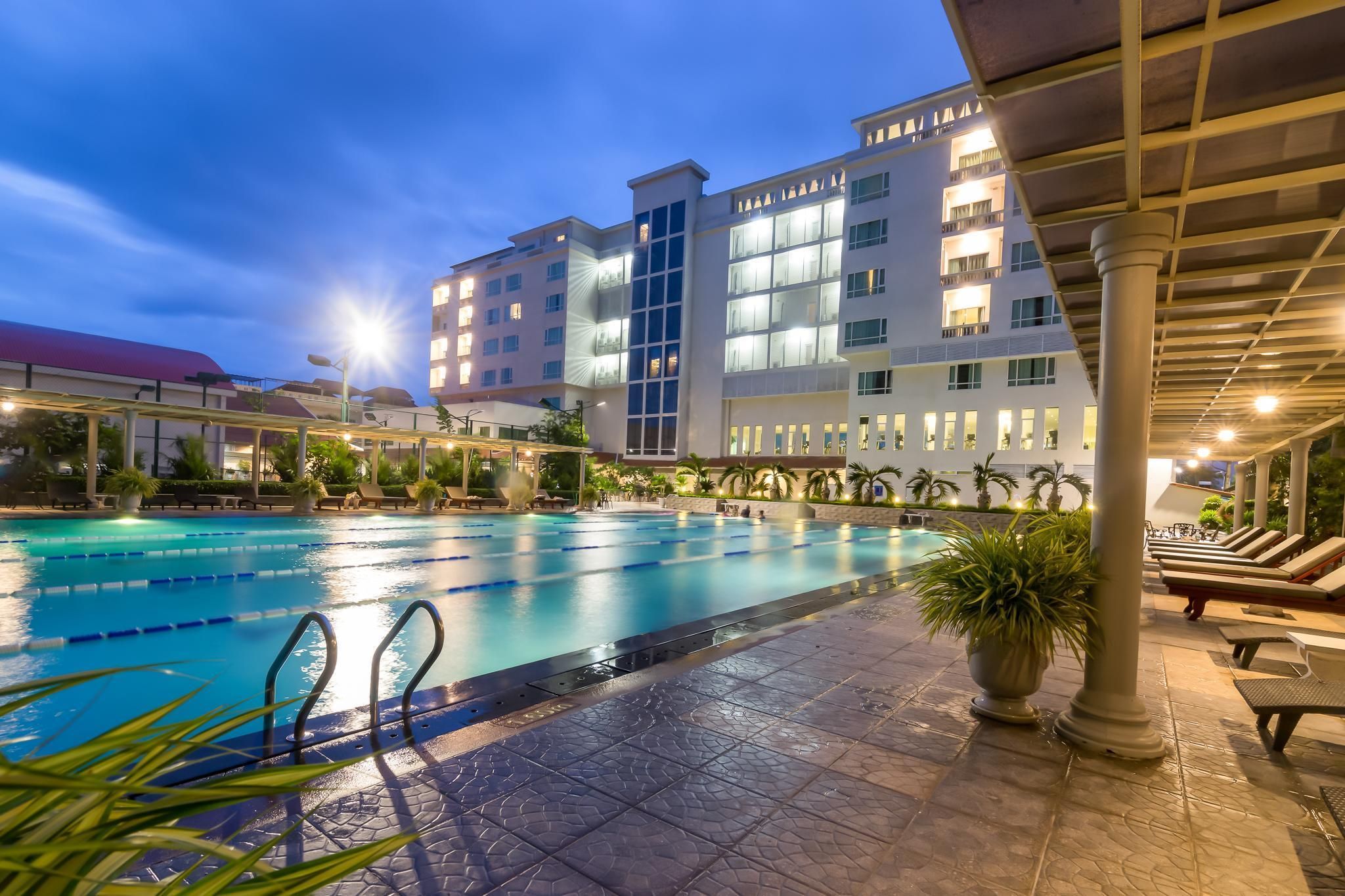 حوض السباحة