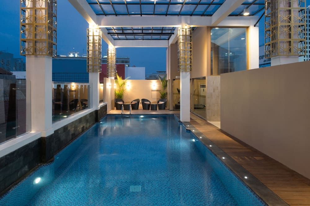 حوض السباحة