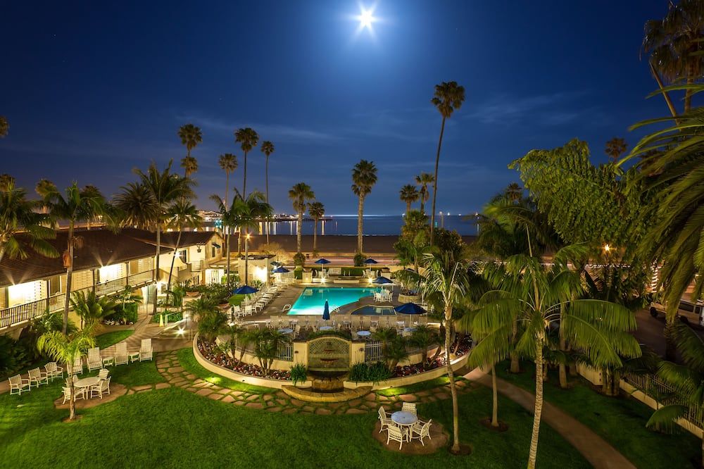 حوض السباحة