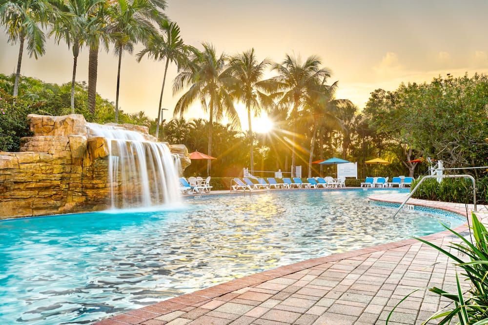 حوض السباحة