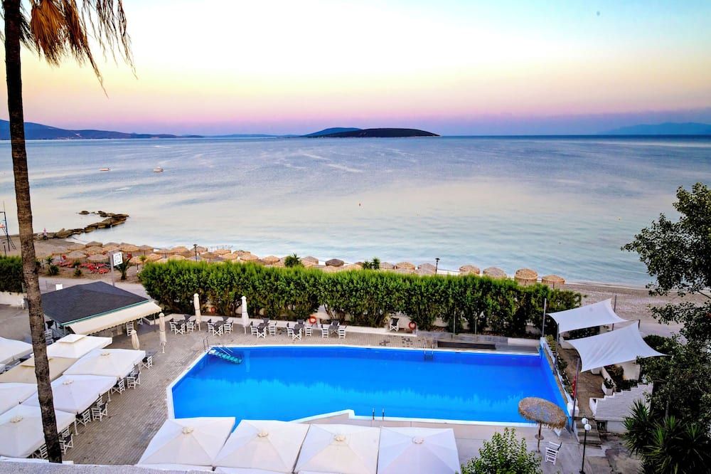 حوض السباحة