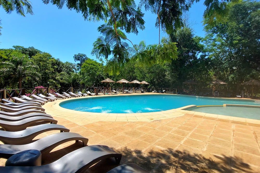 حوض السباحة