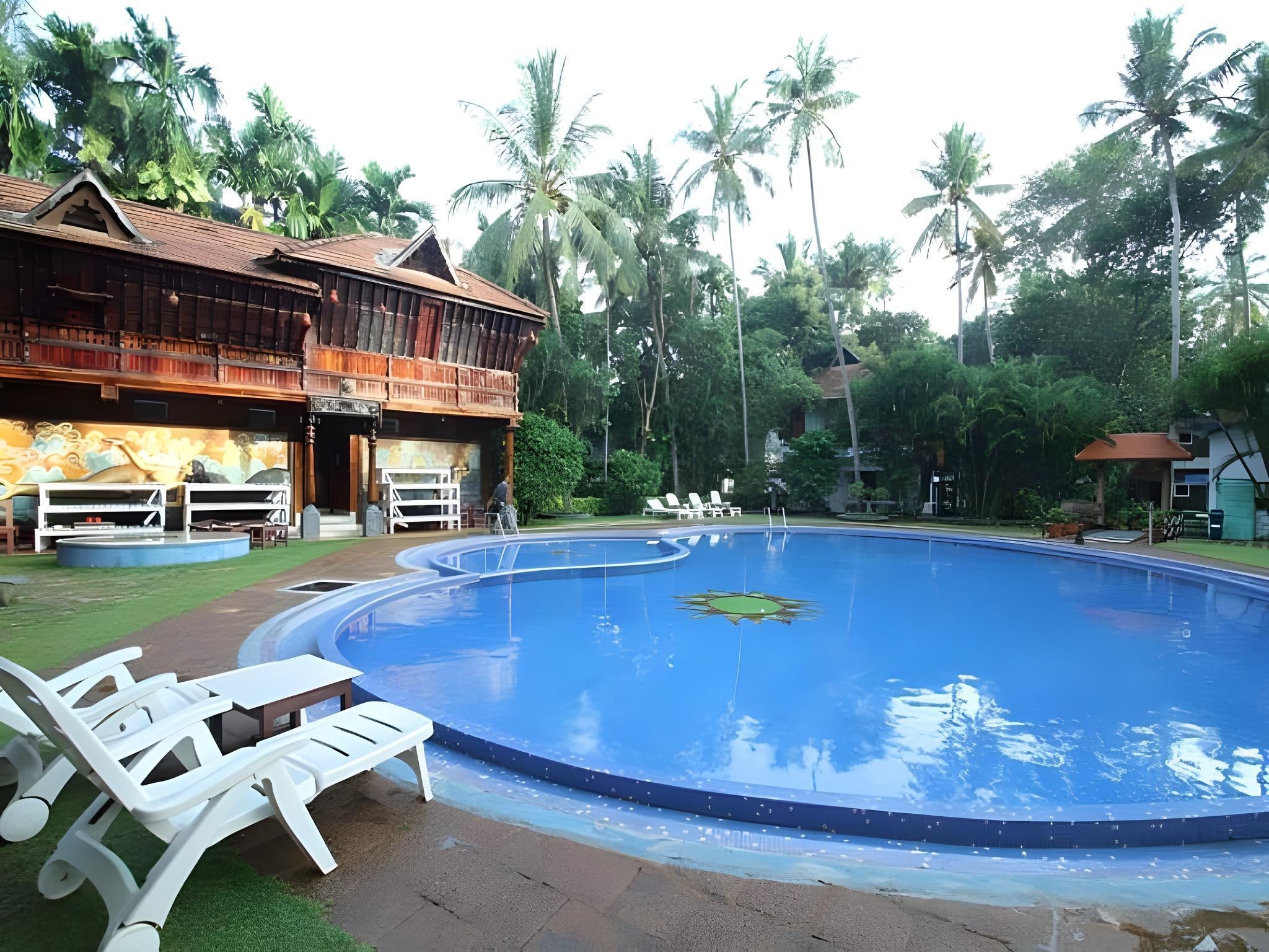 حوض السباحة