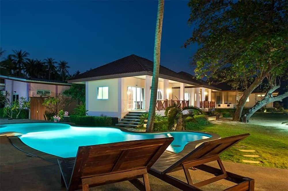 حوض السباحة