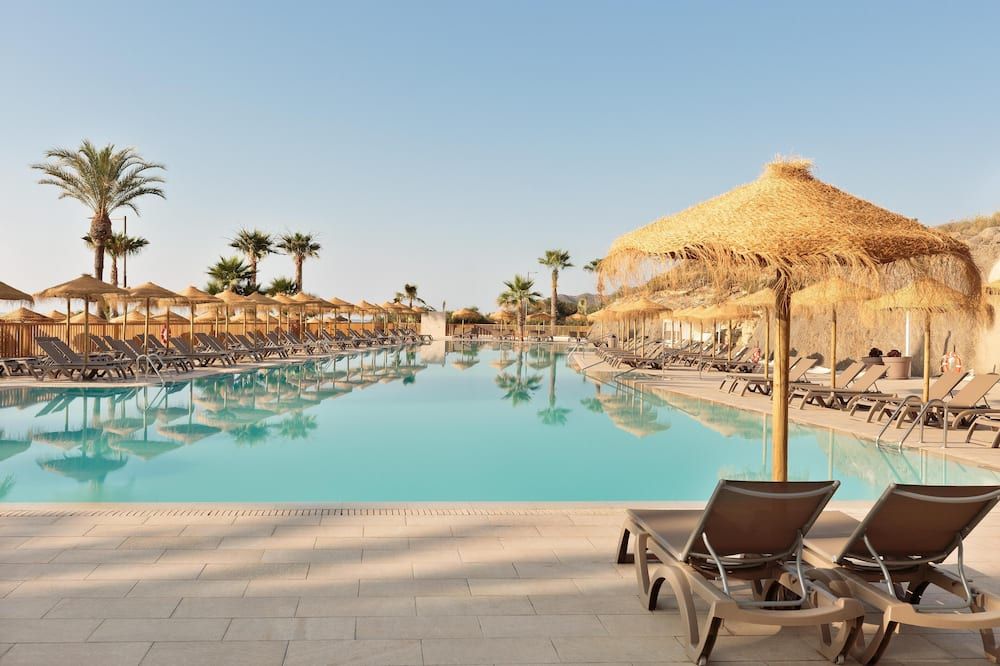 حوض السباحة