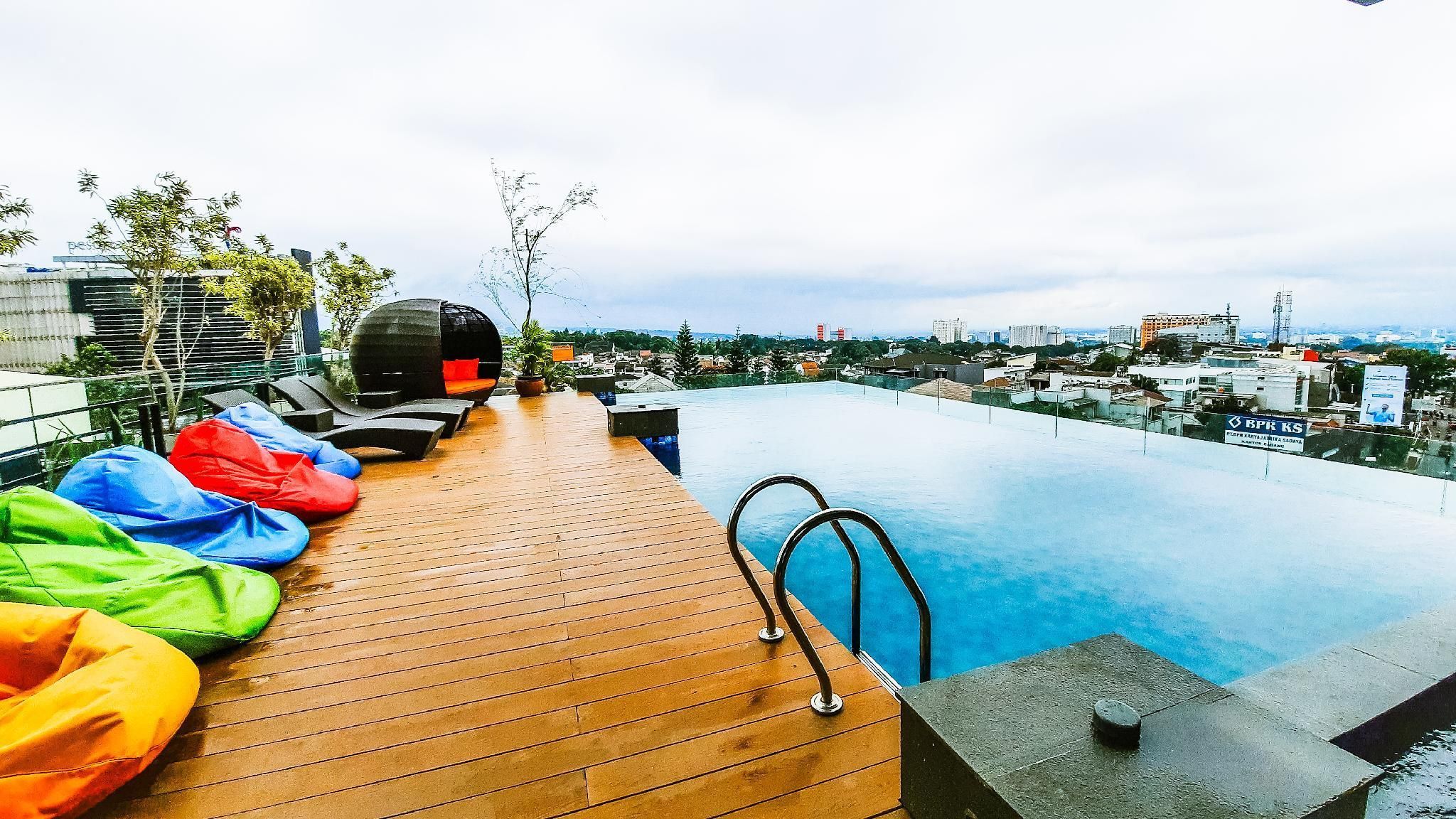 حوض السباحة