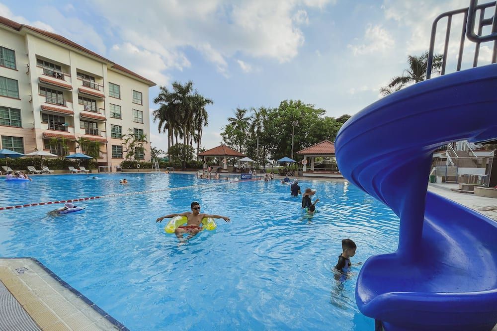 حوض السباحة