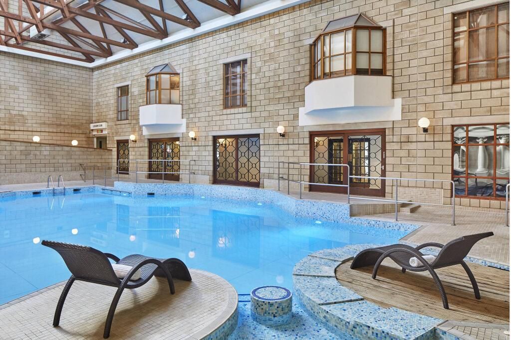 حوض السباحة