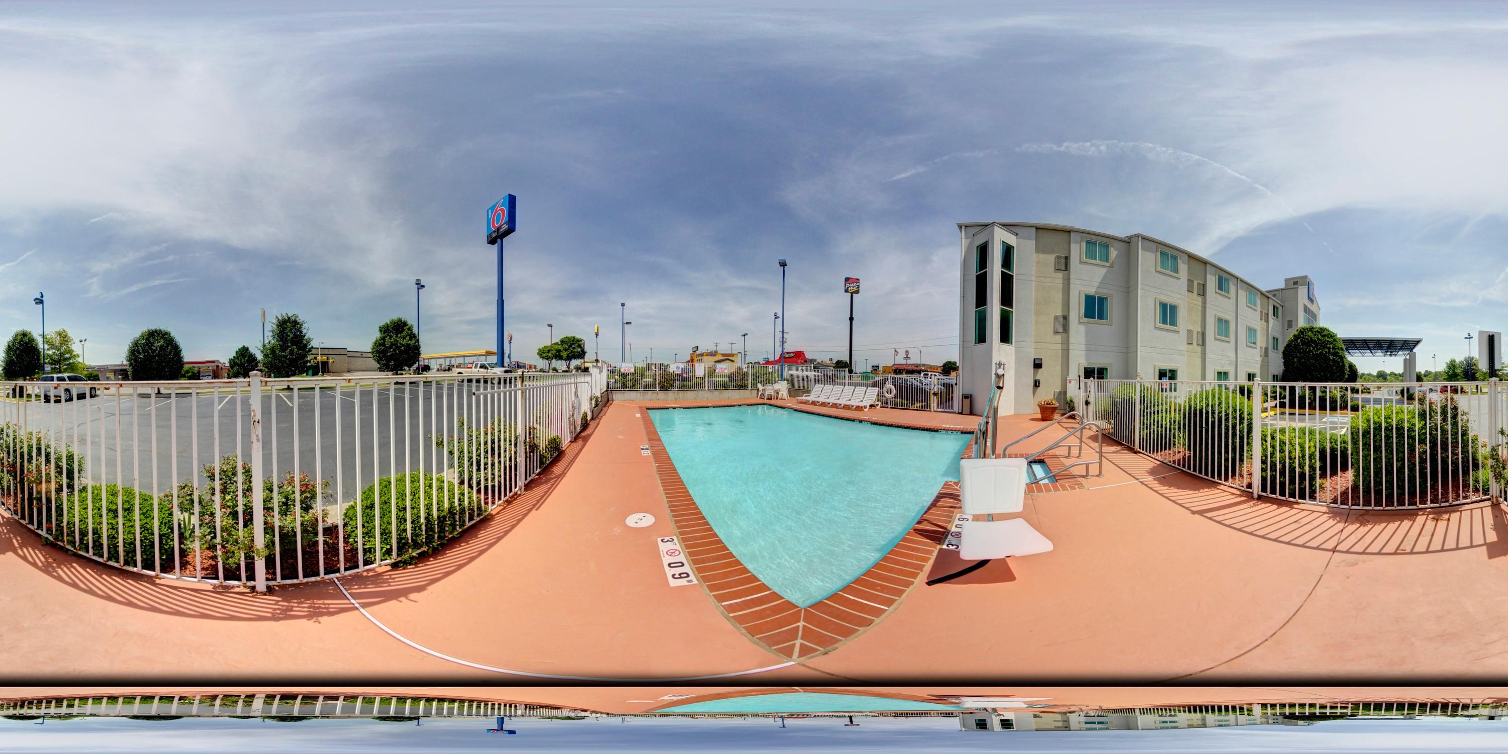 حوض السباحة