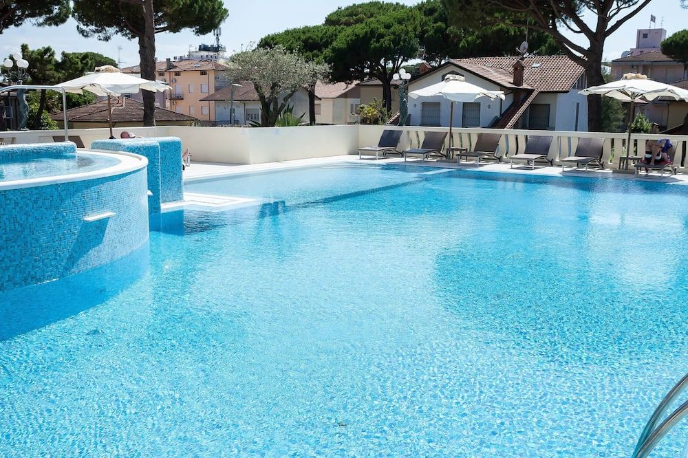 حوض السباحة