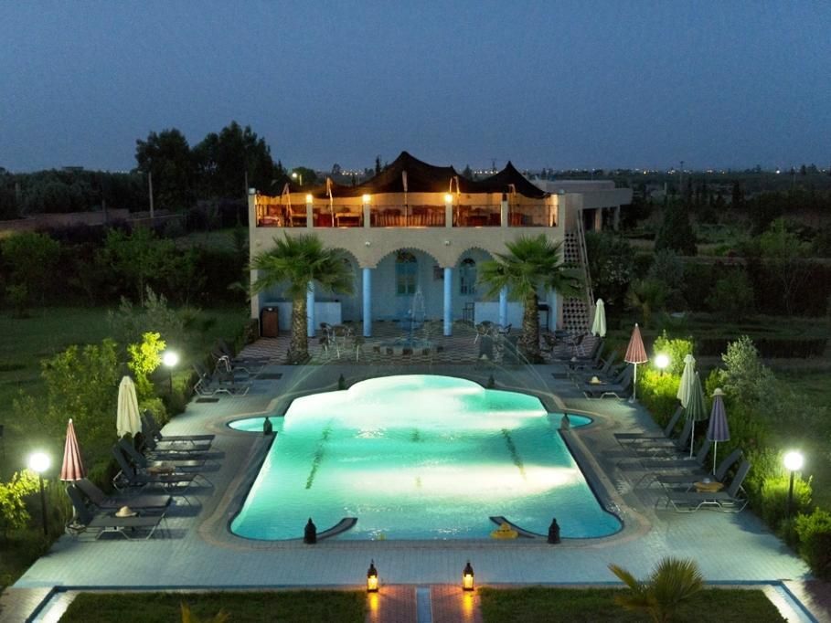 حوض السباحة صورة