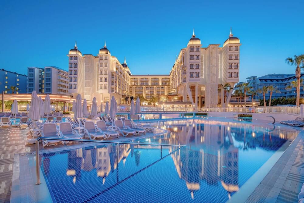 حوض السباحة