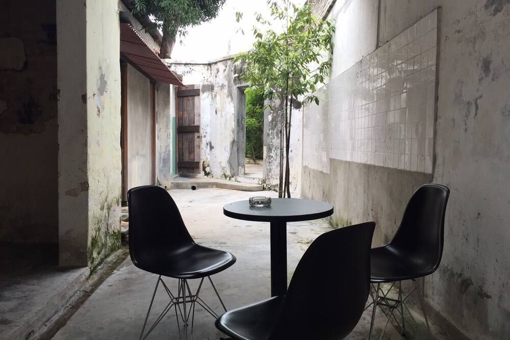 شرفة مرصوفة