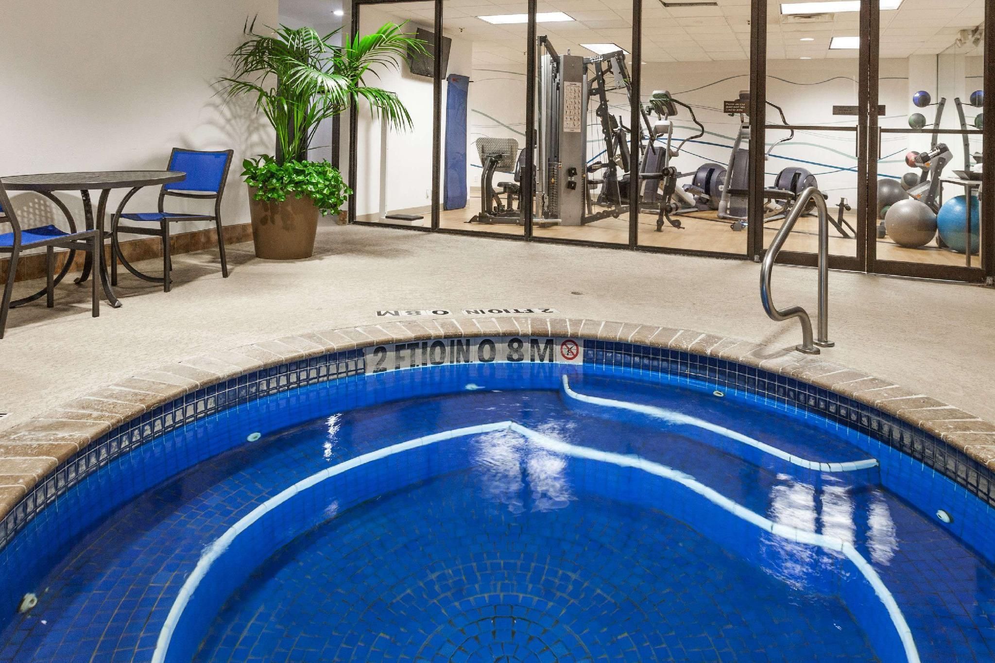 حوض السباحة