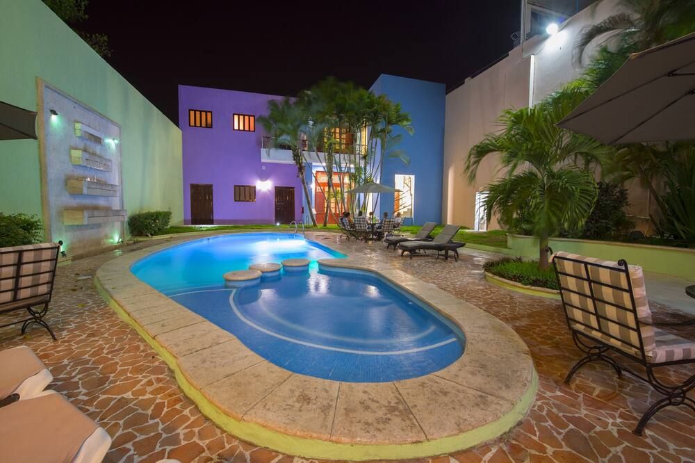 حوض السباحة