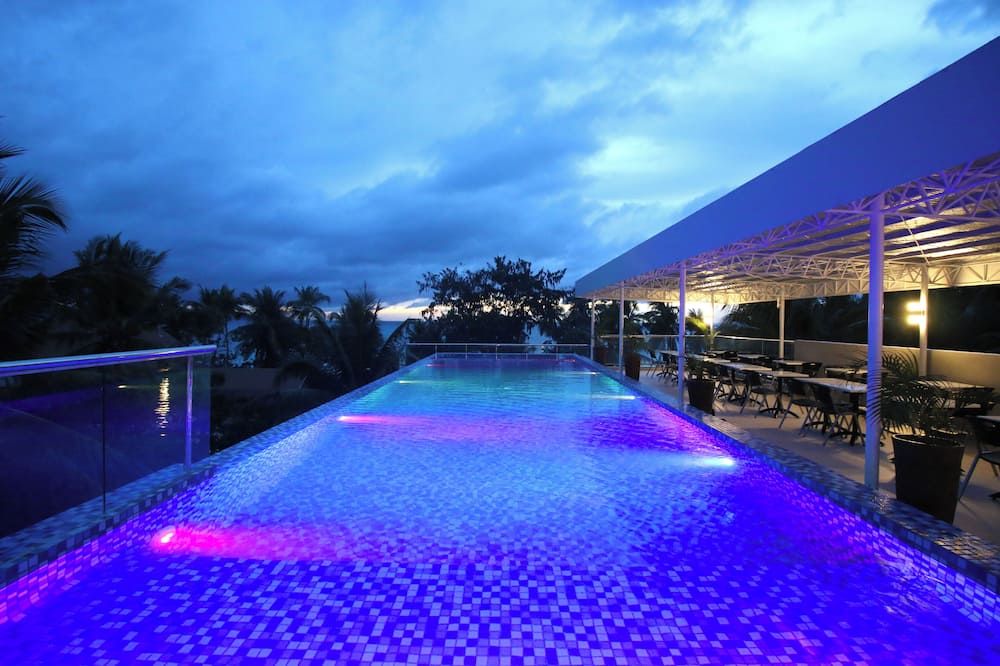 حوض السباحة