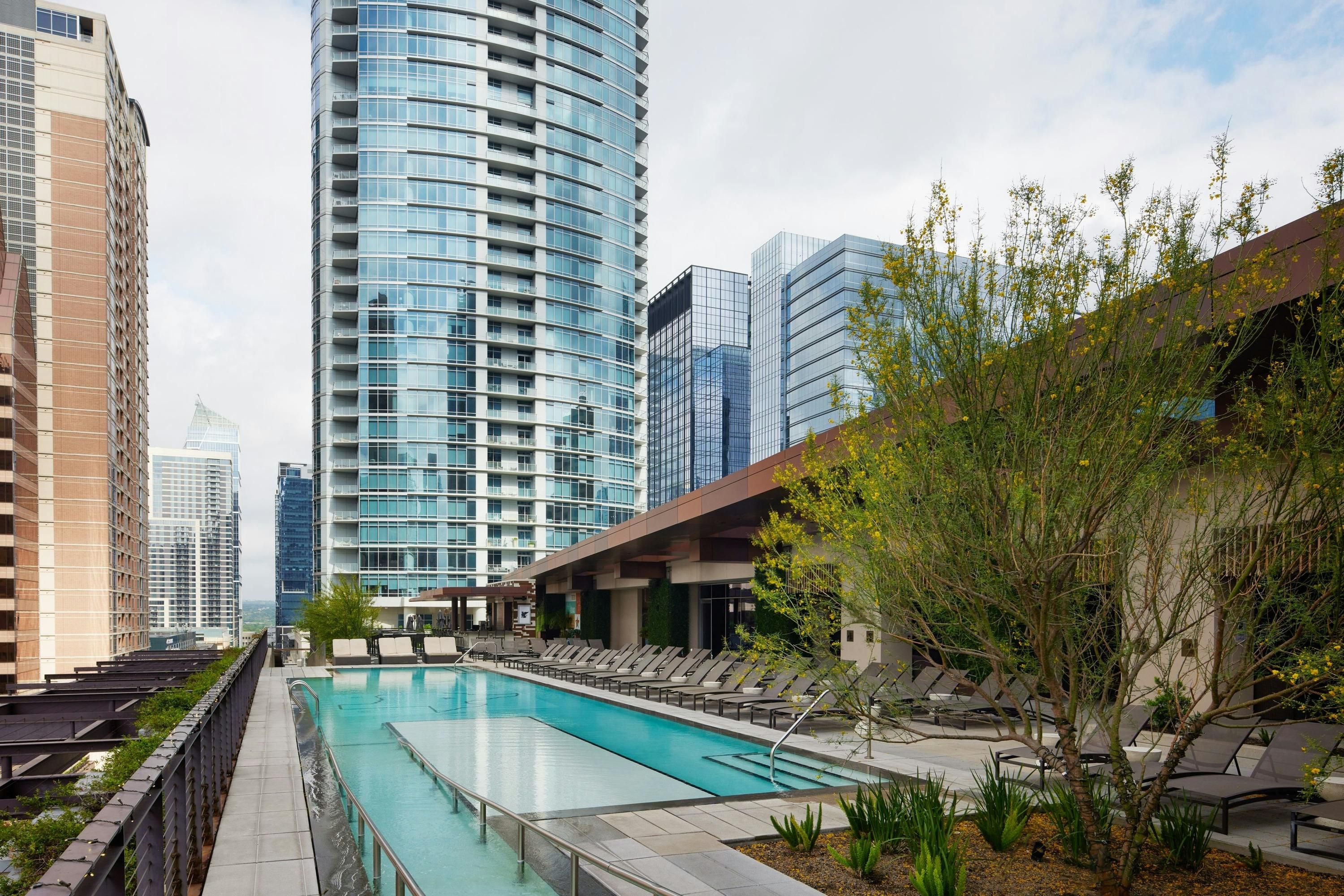 حوض السباحة