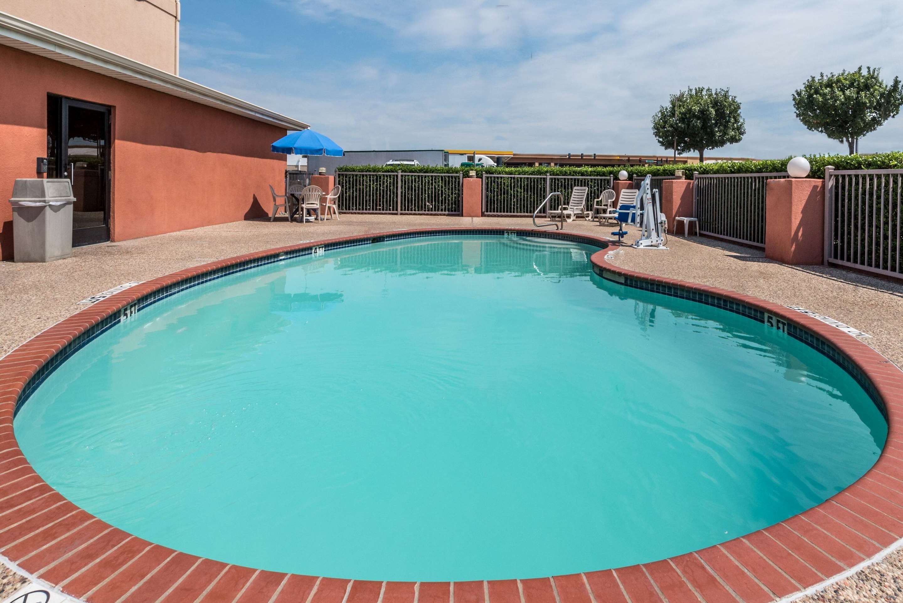 حوض السباحة