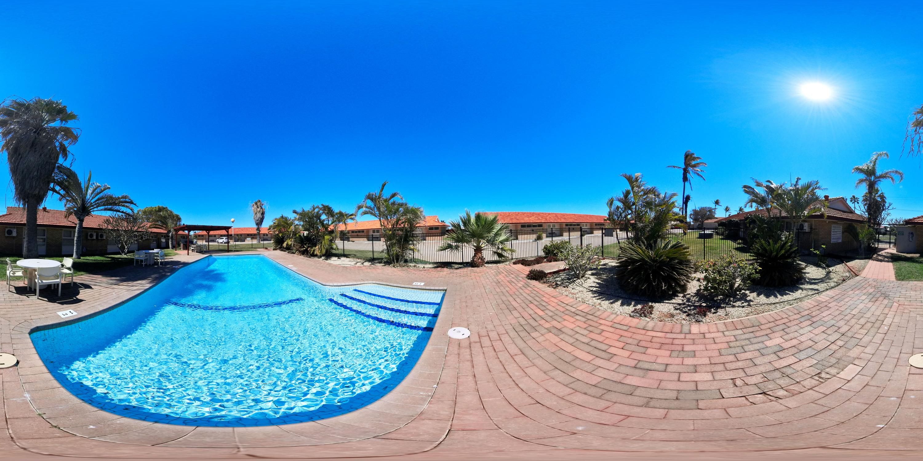 حوض السباحة