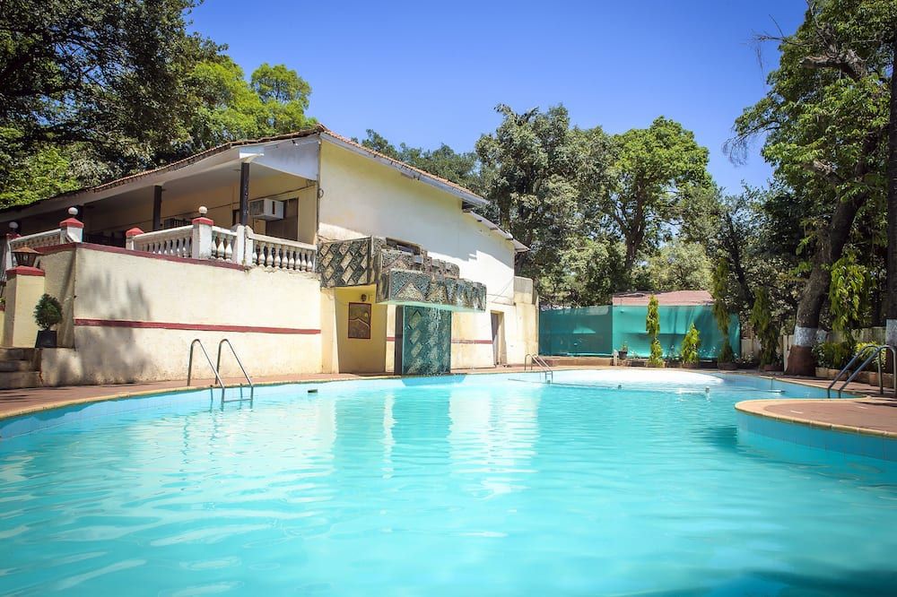 حوض السباحة