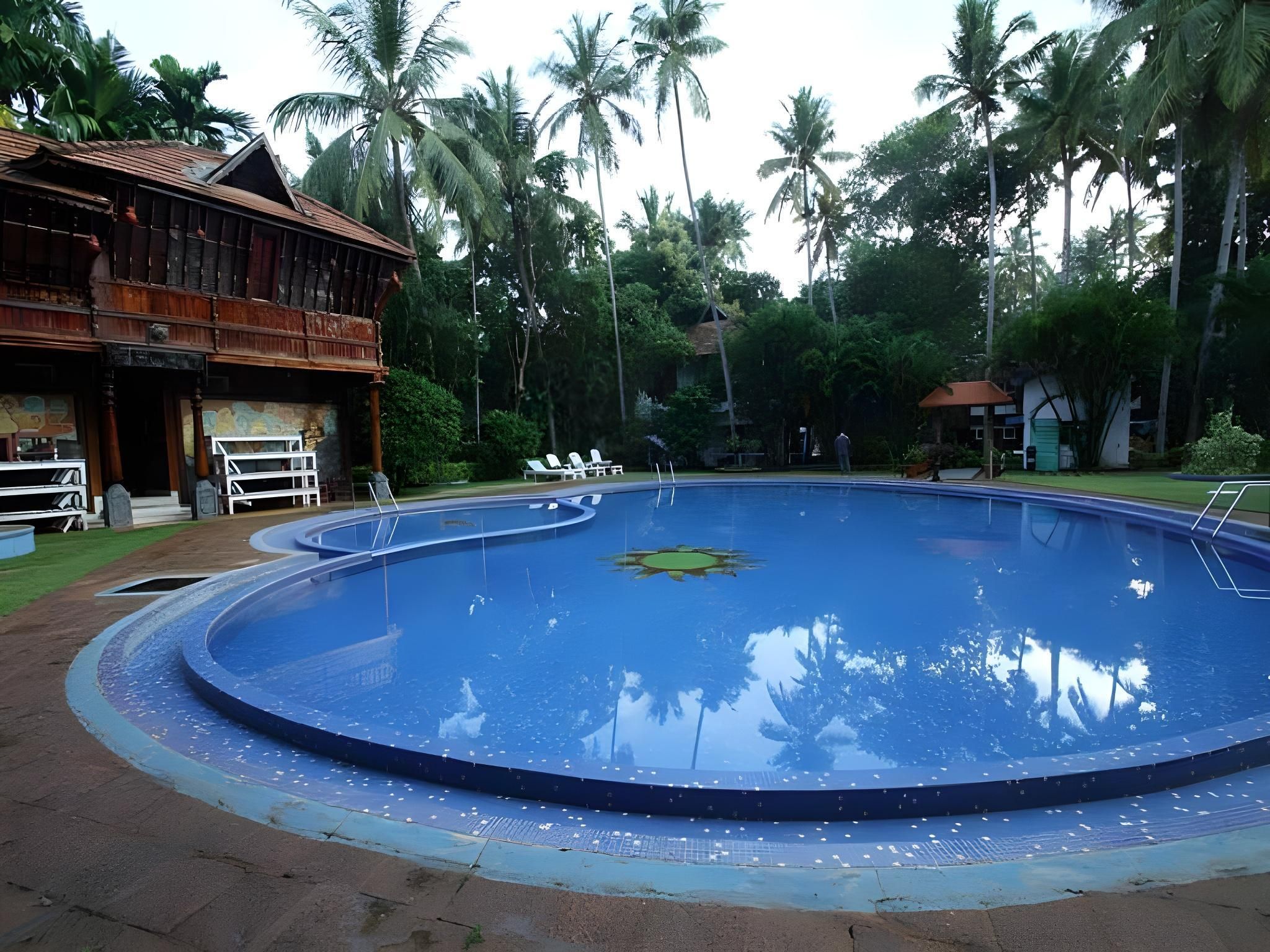 حوض السباحة