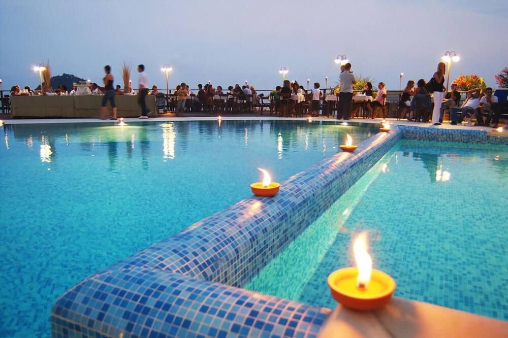 حوض السباحة