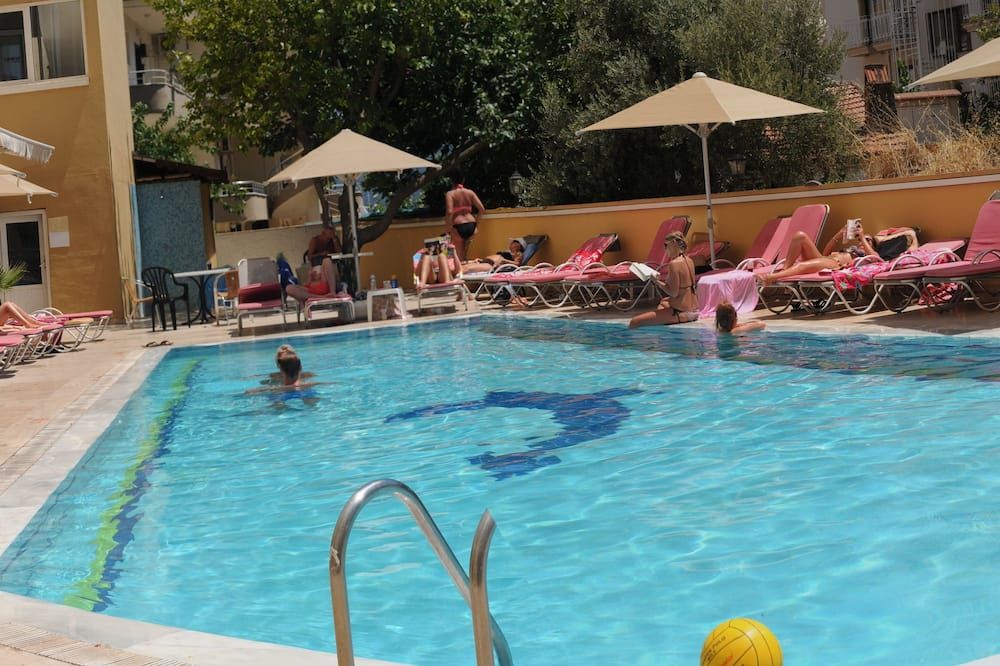 حوض السباحة
