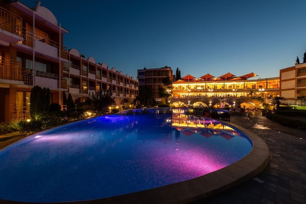 حوض السباحة صورة