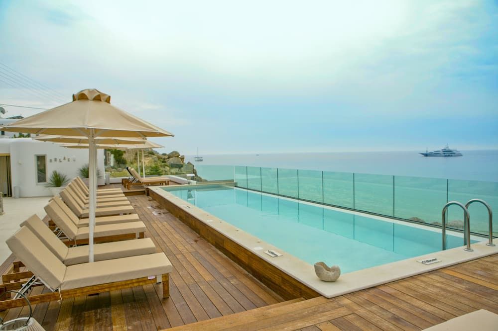 حوض السباحة