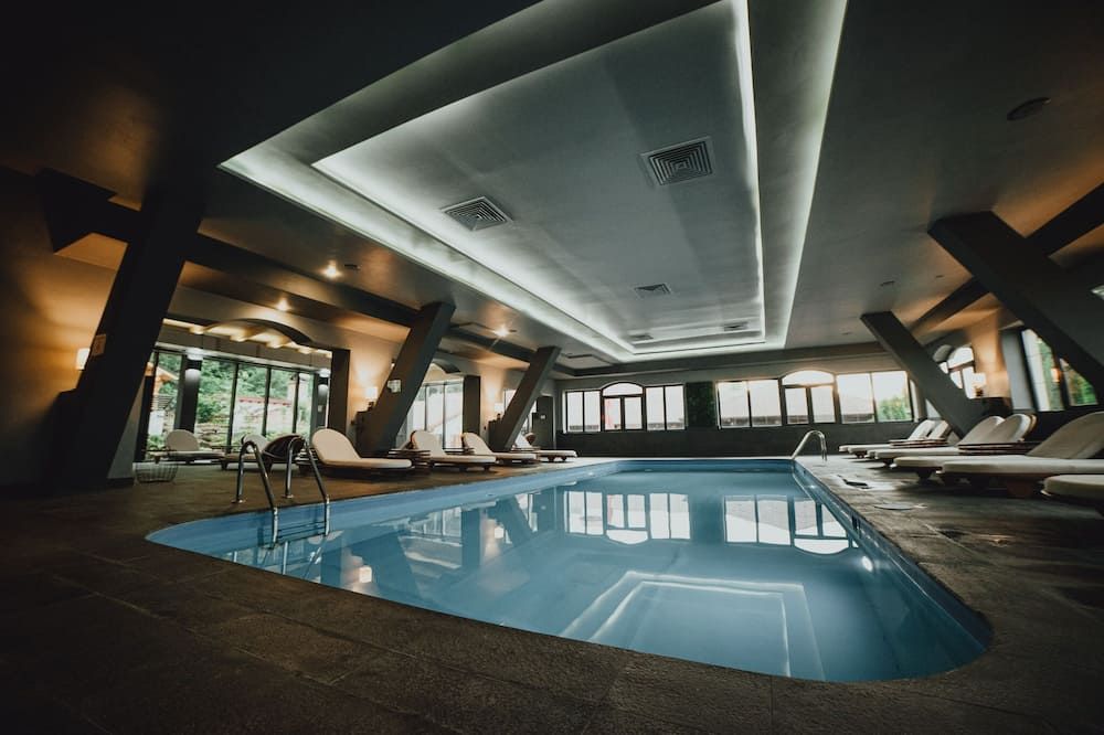 حوض السباحة