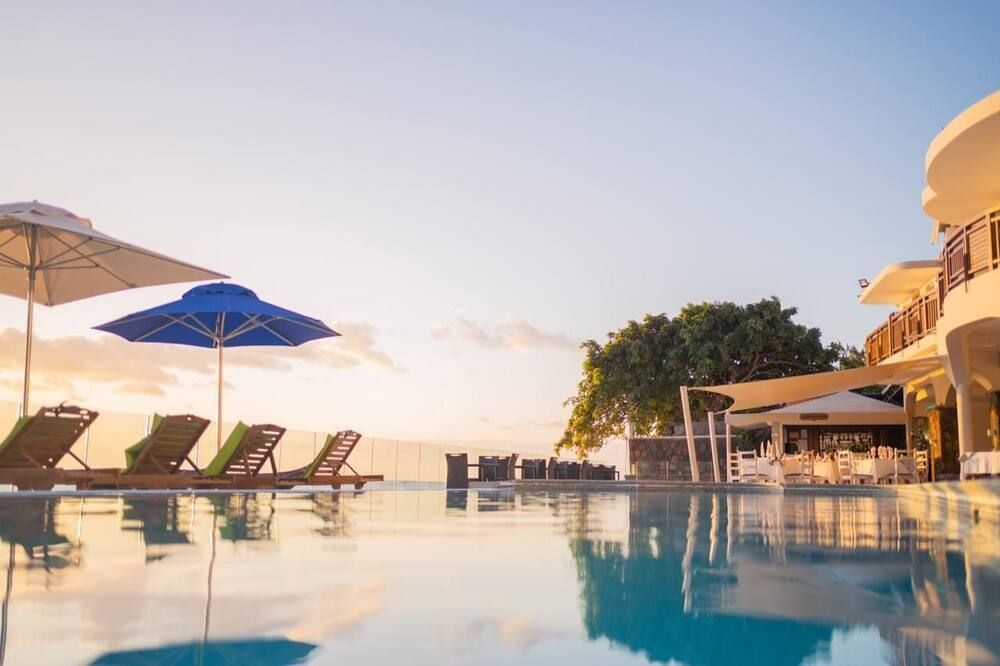 حوض السباحة