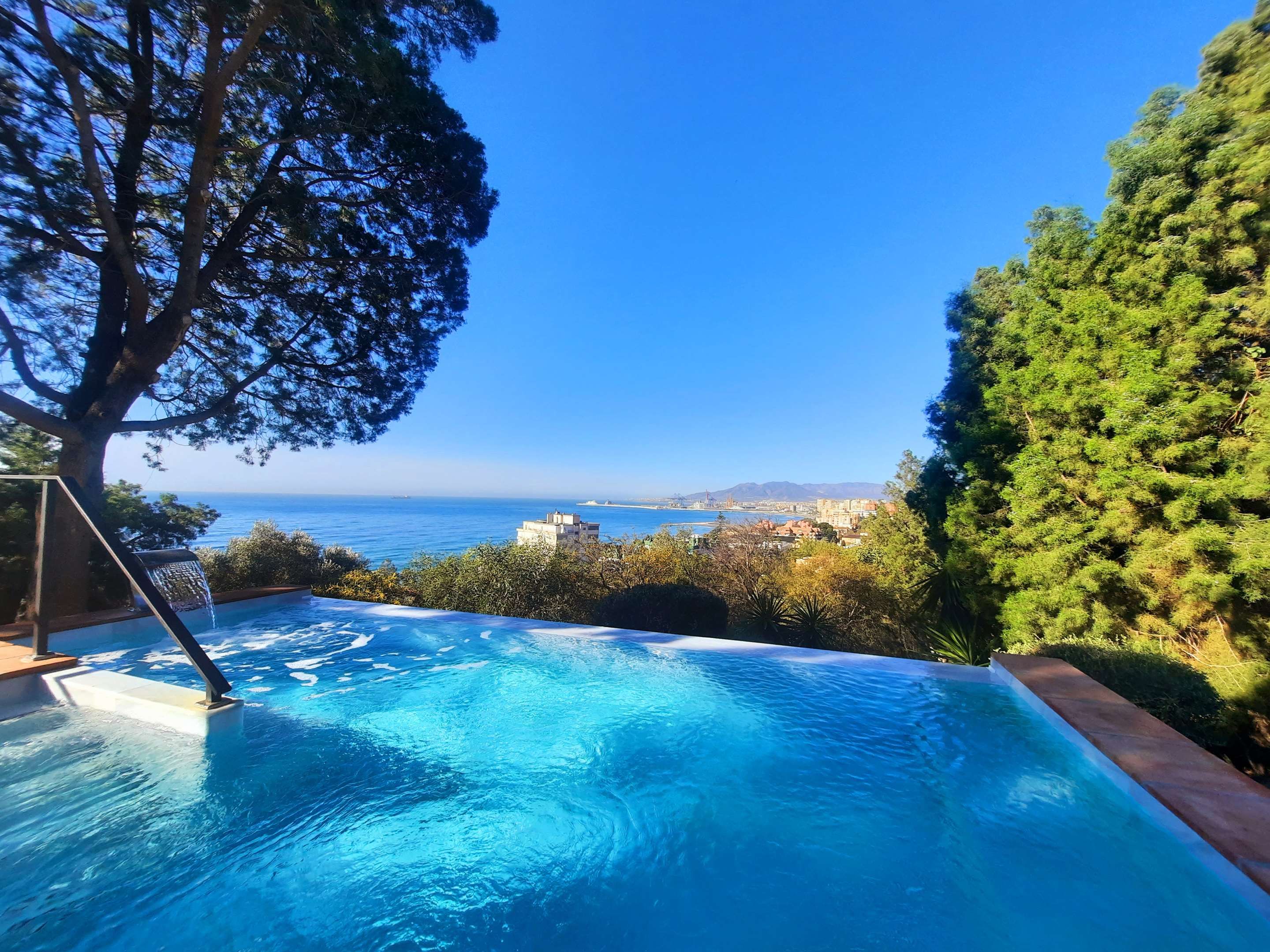 حوض السباحة صورة