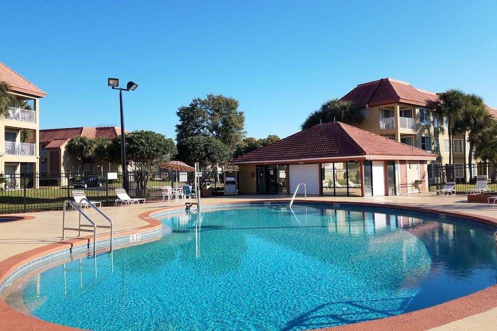 حوض السباحة صورة