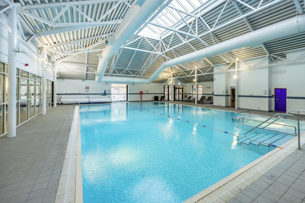 حوض السباحة