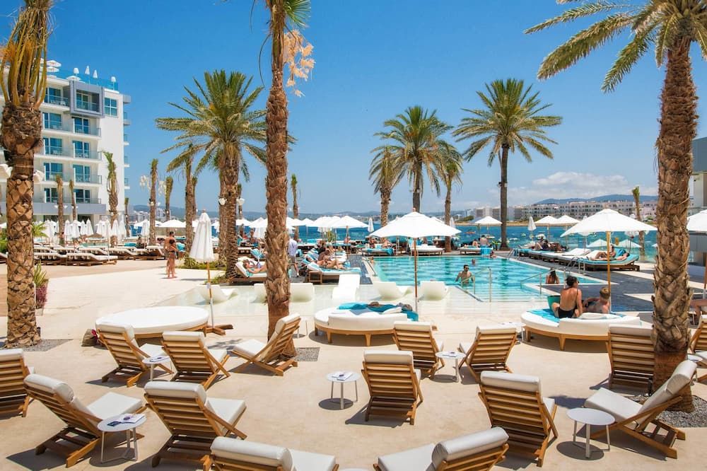 حوض السباحة