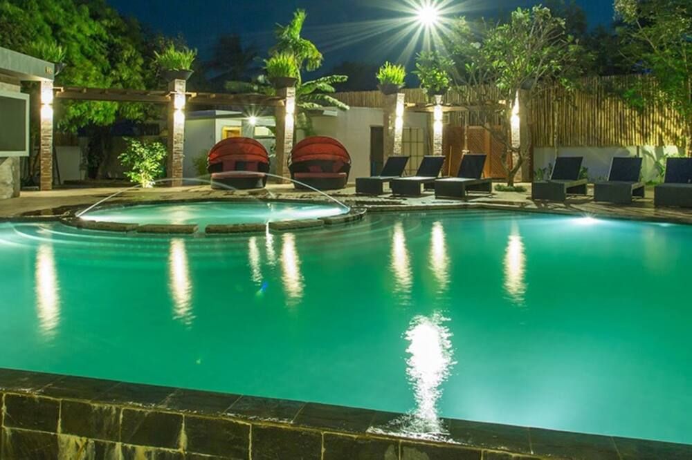 حوض السباحة