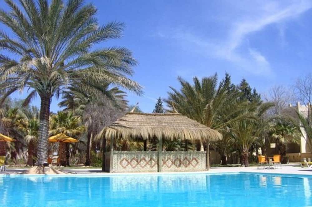 حوض السباحة